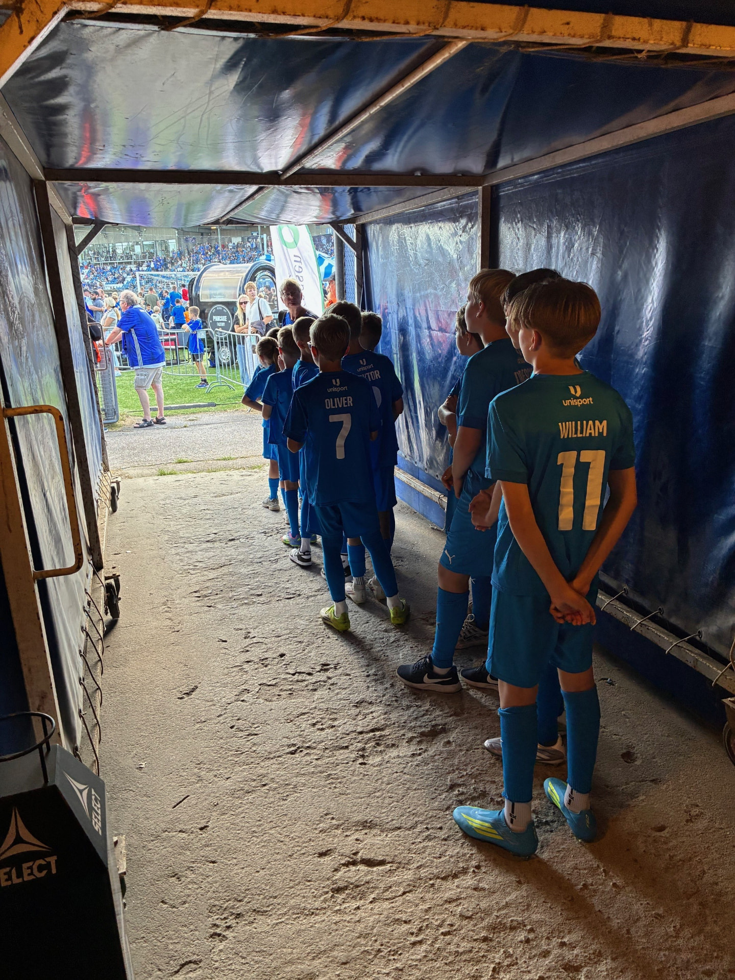 SIF-børn venter i spillertunnelen