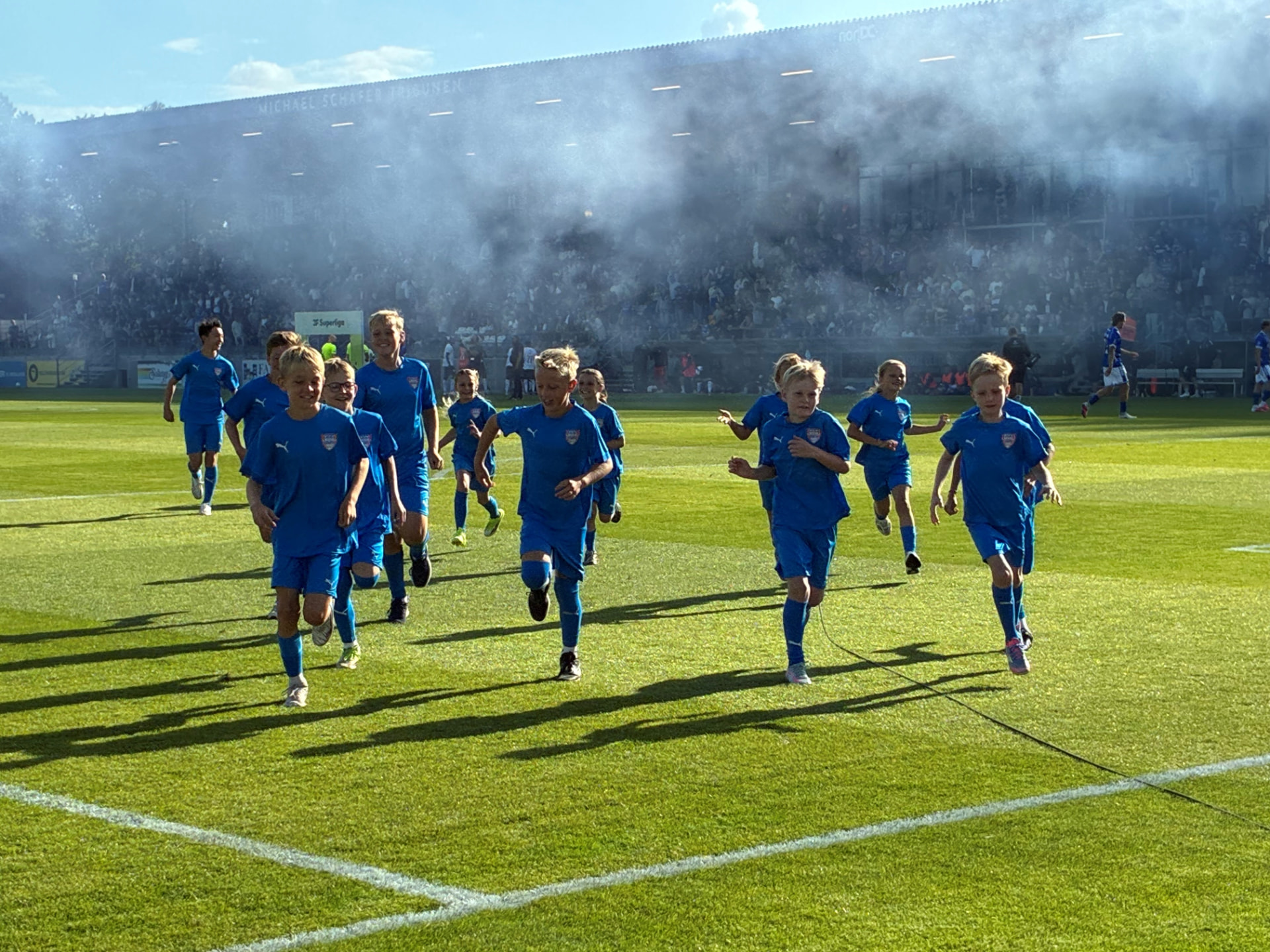 Indløbsbørn fra SIF løber ud på banen