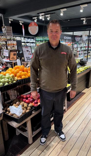 Martin fra MENY Ordrupvej med frugt til SIF Camp