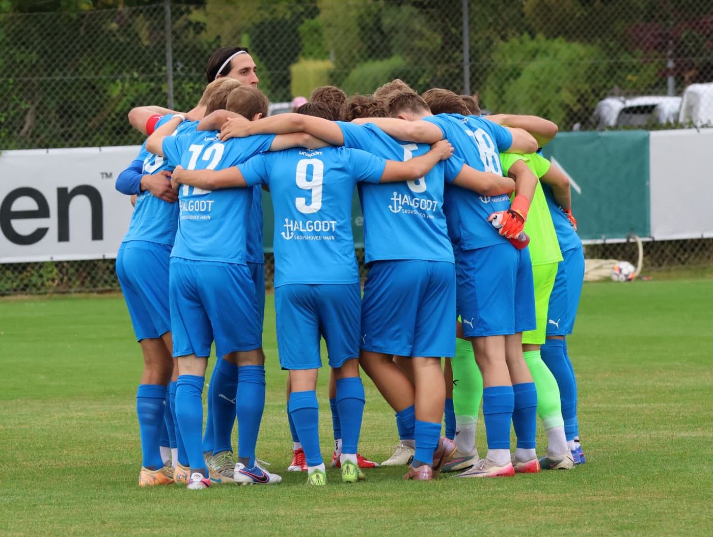 Skovshoved IF 1. senior samlet i en huddle før kampstart