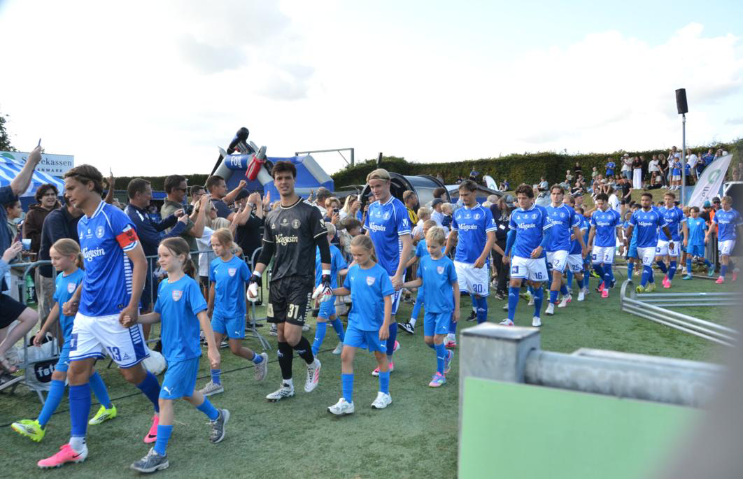 SIF-indløbsbørn på Lyngby Stadion sammen med spillerne